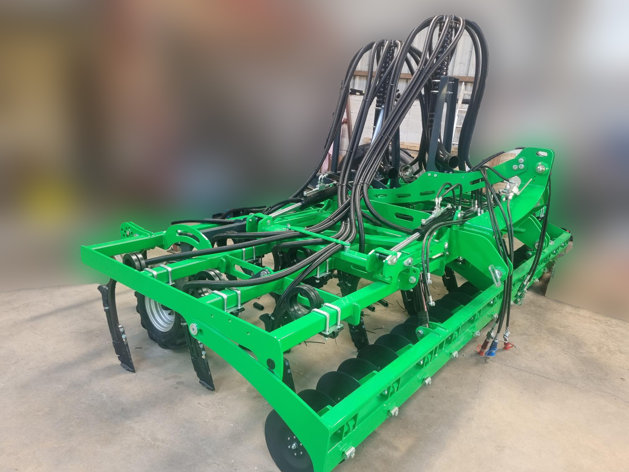 TS 480 APL 4-row mounted toolbar with tyre depth control, 24 tines, leading discs, and harrows for accurate seeding.