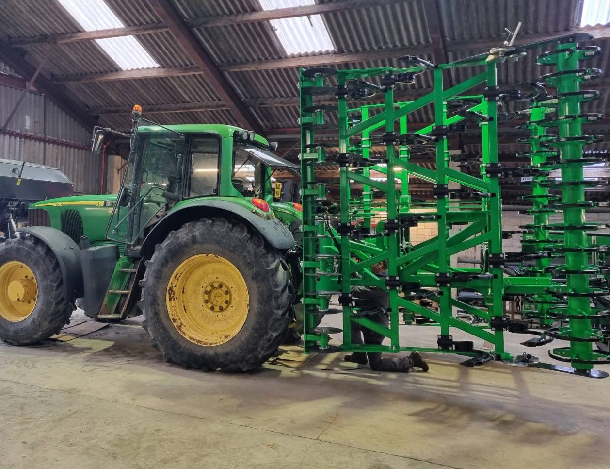 TS480 4A 4-row tine toolbar with spring flex tine roller, leading discs, contouring wings, and high-trash capability for reliable arable drilling.